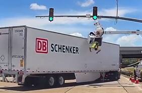 Camión chocó contra un trabajador que arreglaba un semáforo desde una grúa