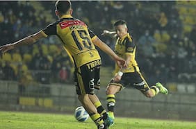 El gran susto de Dilan Zúñiga: el lateral sufre una conmoción cerebral en duelo contra Mepilla y es retirado en ambulancia