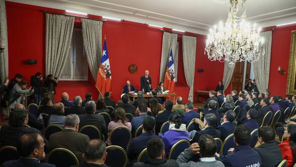 Kast se reúne con alcaldes de las regiones de Valparaíso, O’Higgins y Metropolitana para abordar la agenda de seguridad