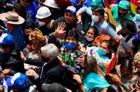 Casi un año después de su autoexilio, Evo Morales regresa a Bolivia y se da un “baño de masas”