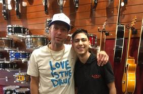 Chris Martin de Coldplay sorprende (y canta) en visita a tienda musical de Buenos Aires