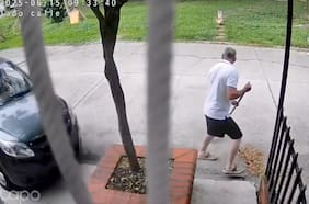 Se salvó por centímetros de ser arrollado por un auto fuera de control