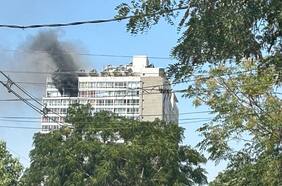 Reportan voraz incendio en el piso 23 de un edificio en Santiago