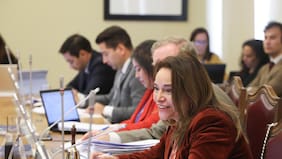 Presidenta de Comisión de Gobierno Interior invita a autoridades por entrega errónea de cédulas a migrantes