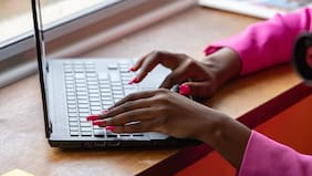 Un “costo oculto”: por qué las mujeres evitan lugares de trabajo “planos”, sin gerentes y jefes