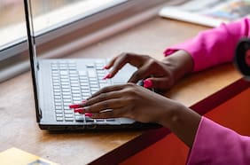 Un “costo oculto”: por qué las mujeres evitan lugares de trabajo “planos”, sin gerentes y jefes