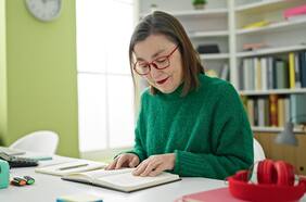 Matrícula de mayores de 50 años en educación superior creció 157% en la última década