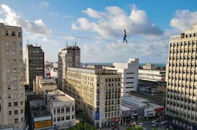 Un equilibrista que cruza la Alameda a 50 metros de altura: así es el impactante número que abre Teatro a Mil