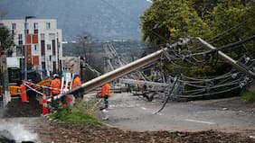 Más de 2.300 choques a postes se registran en ocho meses: la Región Metropolitana concentra los accidentes