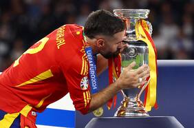 Como Marcelo Bielsa: el frío saludo de Dani Carvajal al presidente de España tras ganar la Euro