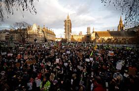 Nueva manifestación por secuestro y asesinato de Sarah Everard frente al parlamento británico