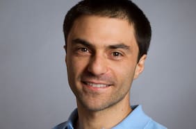 Papeles que se queman, gente esperando la micro: el fascinante trabajo del chileno Daniel Remenik que logró importante premio internacional por su contribución al desarrollo de las matemáticas