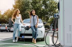 Demanda de vehículos eléctricos baja a nivel mundial mientras a los consumidores les preocupa la falta de infraestructura para cargarlos