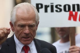 “Más tonto que un saco de ladrillos”: quién es Peter Navarro, el asesor financiero de Trump odiado por Musk