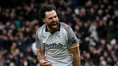 A un paso de los playoffs: Ben Brereton vuelve a anotar y comanda el triunfo del Derby County en la Championship