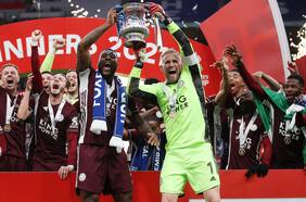 Con Vichai celebrando desde arriba: el Leicester vence al Chelsea y gana su primera FA Cup