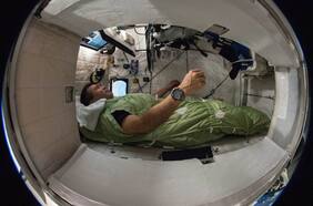 Cómo es la postura de “gravedad cero” de la NASA para dormir mejor y evitar el insomnio