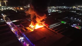 Incendio de gran magnitud afecta a al menos dos galpones en recinto de la Zofri en Iquique