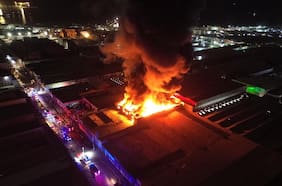 Incendio de gran magnitud afecta a al menos dos galpones en recinto de la Zofri en Iquique