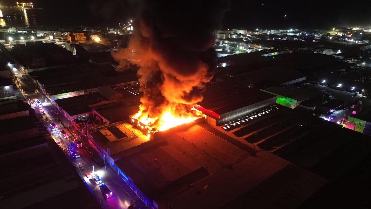 Incendio de gran magnitud afecta a al menos dos galpones en recinto de la Zofri en Iquique