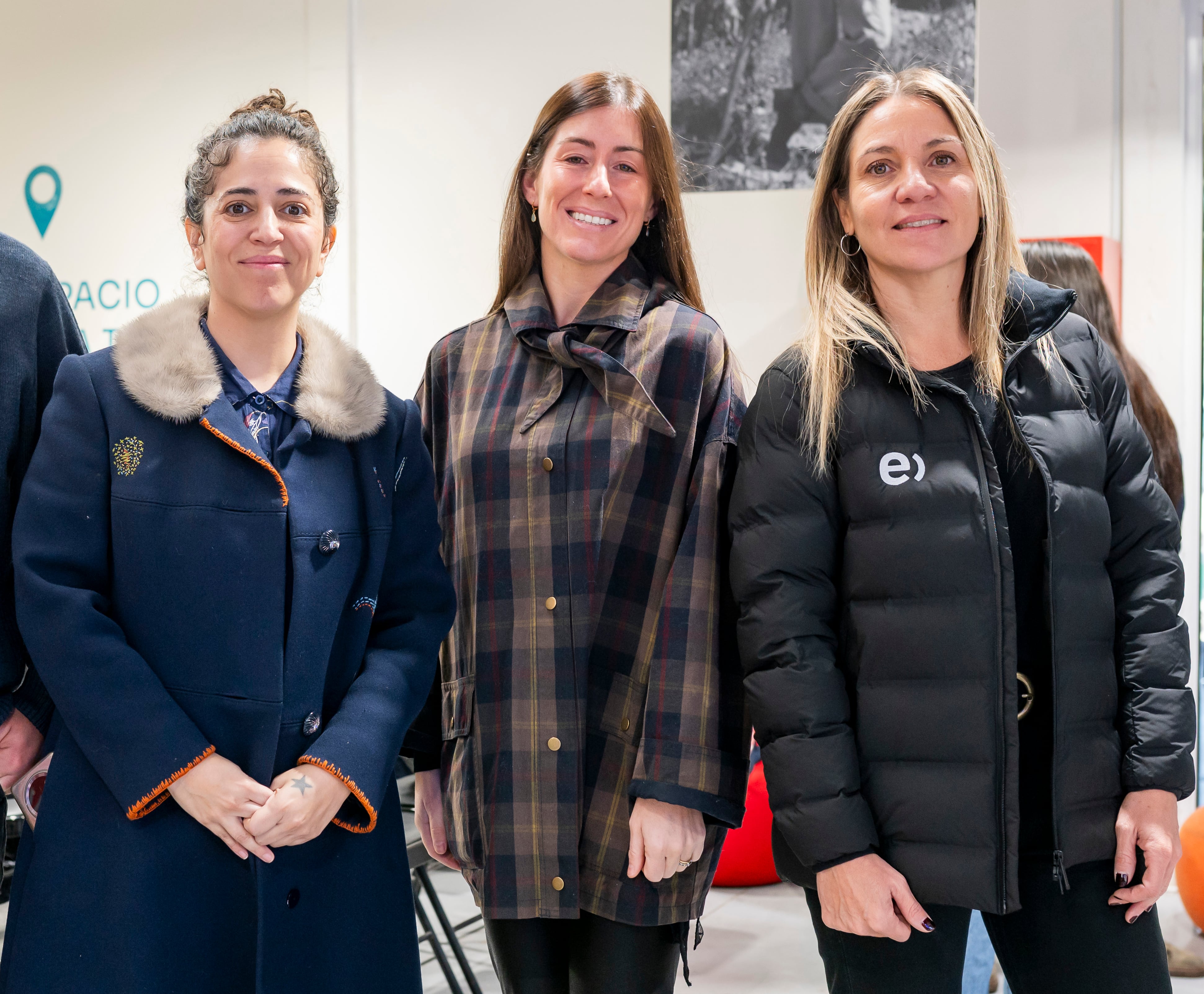 Pamela Zahler, directora de Proyectos de Red Aprender; Magdalena Fernández, líder de Sostenibilidad de Banco Falabella; y Patricia Muñoz, gerente de Comunicaciones Corporativas y Grupos de interés de Entel.