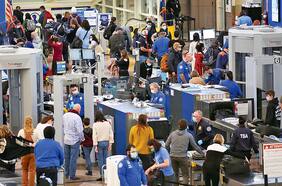 EE.UU. prevé alza de casos de Covid tras viajes de Acción de Gracias