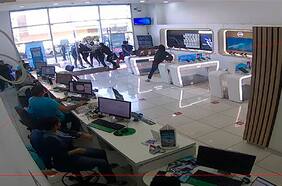 Seis son menores de edad: detienen a 8 delincuentes que asaltaron tienda de telefonía en Mall Plaza Egaña