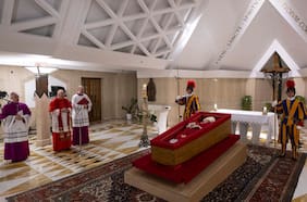 El Vaticano difunde las primeras imágenes del Papa Francisco fallecido: El funeral será el 26 de abril