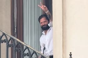 Visitantes del Palacio de La Moneda sorprenden al Presidente Boric en su cumpleaños