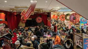 Actividad económica de Estados Unidos repuntó a fines de 2025 por compras navideñas