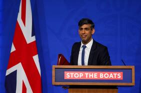 Muerte de migrantes en el canal de la Mancha eleva críticas contra plan británico de deportaciones a Ruanda