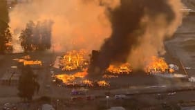 Llaman a evacuar sector de Puente Alto por incendio en planta industrial de CMPC