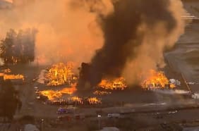 Llaman a evacuar sector de Puente Alto por incendio en planta industrial de CMPC