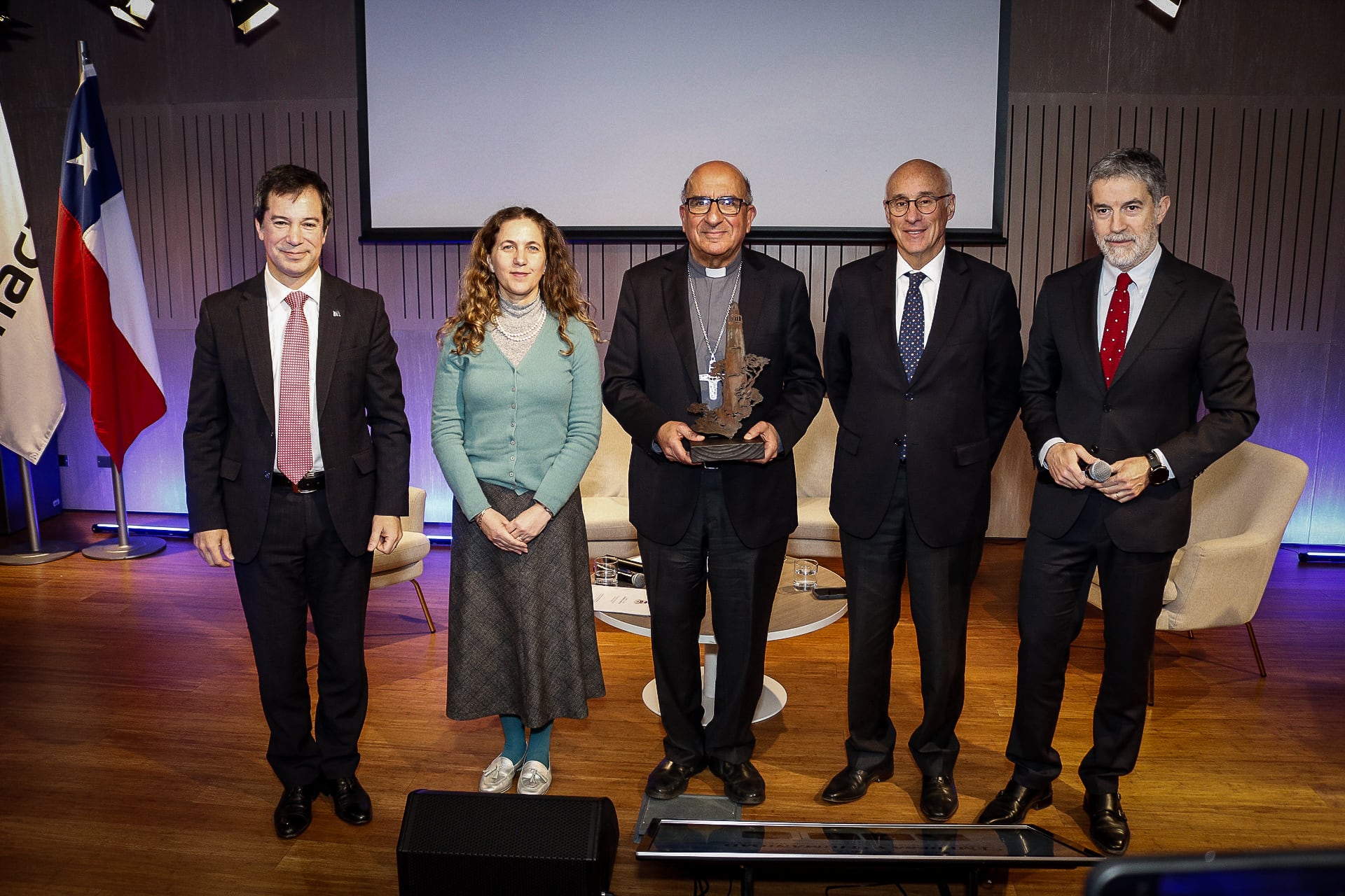 Lucas Palacios, rector de INACAP; Rosario Navarro, presidenta de SOFOFA; el cardenal Fernando Chomali; Arturo Tagle, presidente del Consejo Directivo de INACAP; y Polo Ramírez, durante el encuentro “Empresa y Humanidad