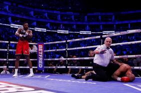 El reprochable gesto de Anthony Joshua tras noquear y dejar inconsciente a su rival en Londres