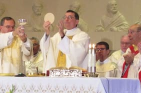 El insólito llamado de un obispo a los católicos “a no subirse al tren de las vacunas Covid” por considerar que tienen reparos éticos