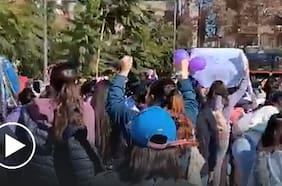 Fanáticas de BTS convocan marcha en Baquedano y pasarán por La Moneda