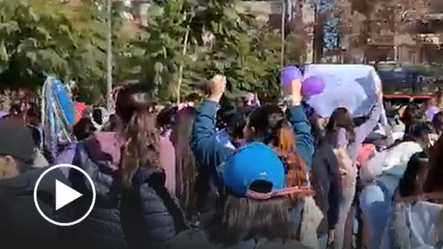 Fanáticas de BTS convocan marcha en Baquedano y pasarán por La Moneda