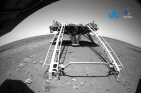 El rover Zhurong de China pone sus ruedas en suelo marciano
