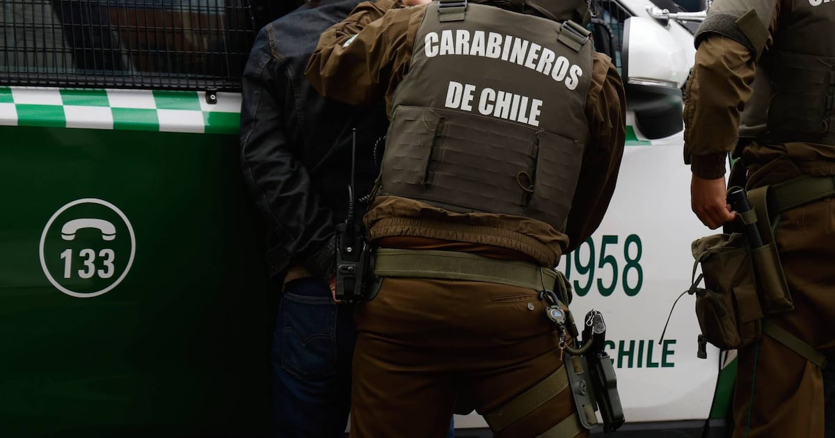 Carabineros stops a subject pointed out as the responsible fire in the building of the center of Santiago - La Tercera
