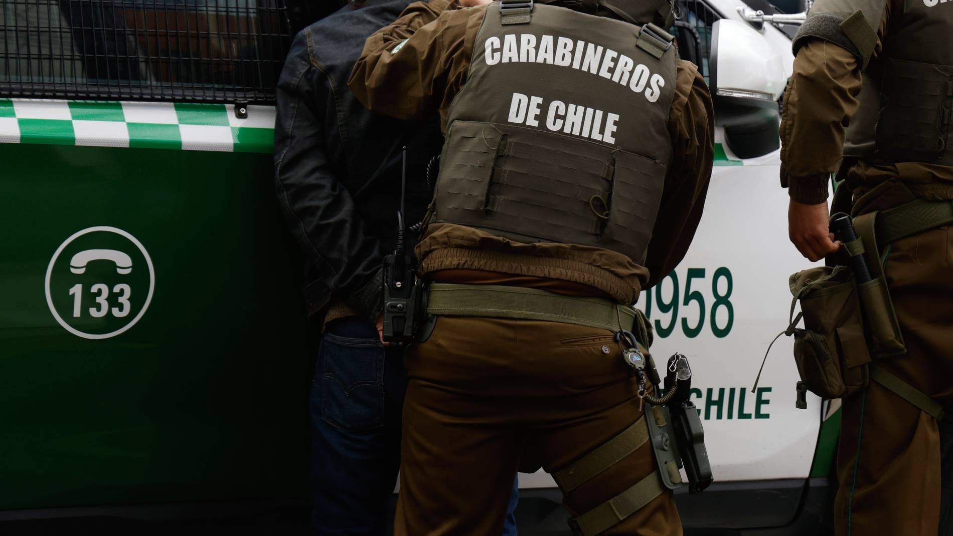 Carabineros detiene a sujeto apuntado como el responsable de incendio en edificio del centro de Santiago