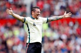 Con un golazo de tiro libre: Mark González convierte un doblete en duelo de leyendas entre Liverpool y Manchester United