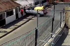 Jóvenes se salvan por centímetros de ser impactados por una camioneta en Valparaíso