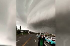 Amenazante nube cubre el cielo de Xinjiang y sorprende a sus habitantes