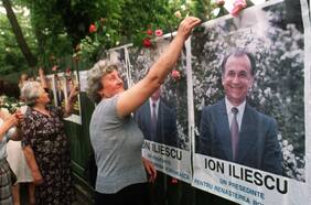 Ion Iliescu, el primer líder poscomunista de Rumania, muere a los 95 años