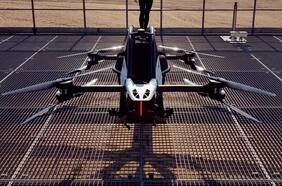 Un futurista auto eléctrico y unipersonal