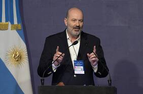 El “ministro de la motosierra” de Milei explica el repunte de Argentina, pero aclara: “No estamos para dar ninguna lección a los chilenos”