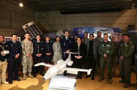 Fuerza Aérea y Ministerio de Defensa instalan módulo satelital en el Museo Interactivo Mirador