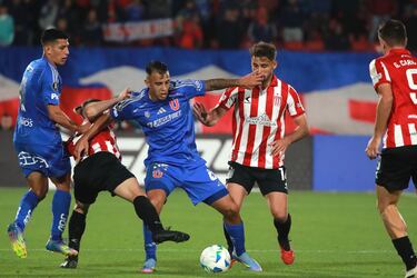 Rodrigo Contreras, al centro, disputa el balón contra Santiago Ascacibar.