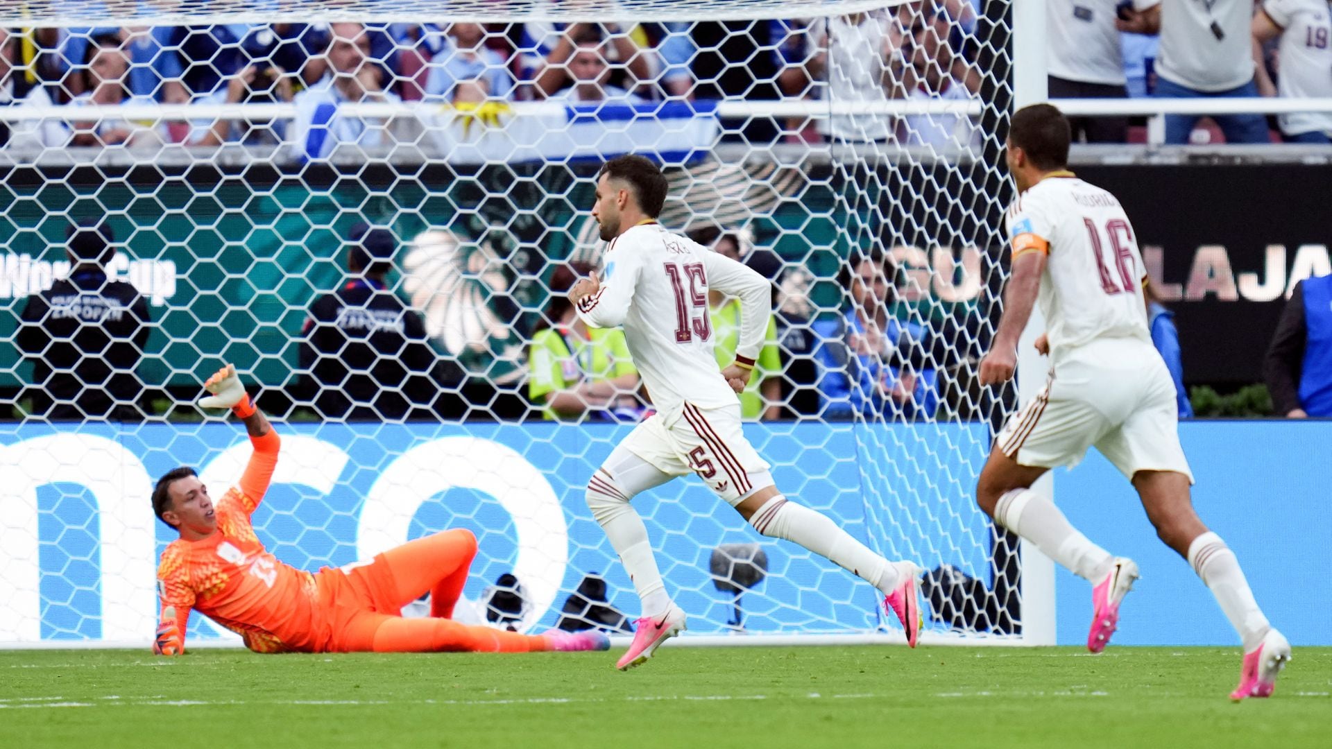El mensaje de Baena a Muslera tras su fallo: "Tiene que ser jodido para él porque su selección se estaba jugando la vida"
